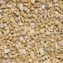 Nahaufnahme von Marmorsplitt Gold-Ocker (8-12 mm) als Zierkies, ideal für Garten- und Landschaftsbau.