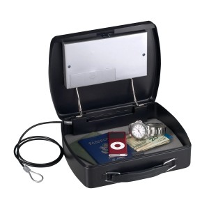 Offene, schwarze Master Lock Sicherheitskassette mit Kabel, gefüllt mit Wertsachen. Ideal für unterwegs.