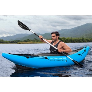 Blaues Bestway Kajak-Set Cove Champion X1 mit Paddler auf dem Wasser.