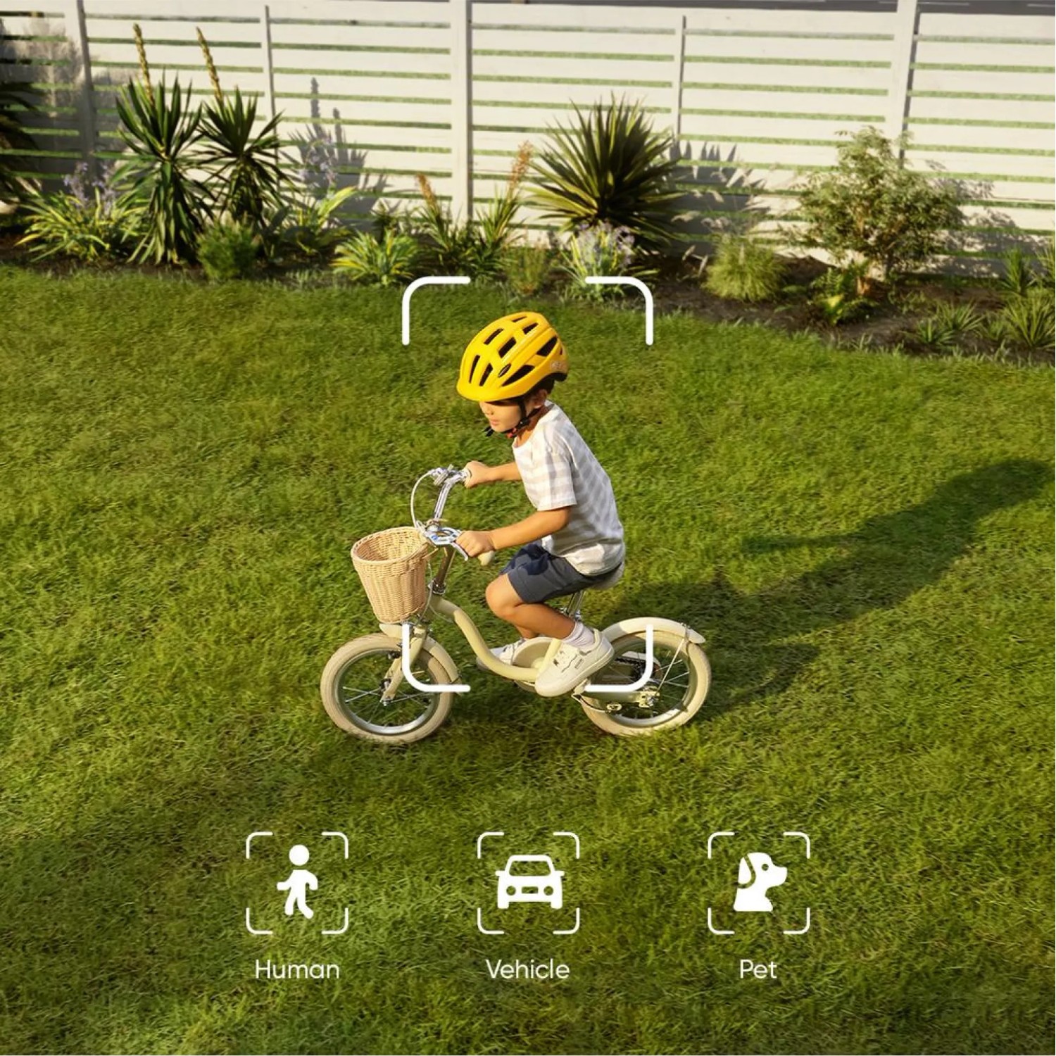 Eufy Flutlichtkamera E340: Kind fährt Rad im Garten, überwacht von der Kamera mit Personenerkennung.