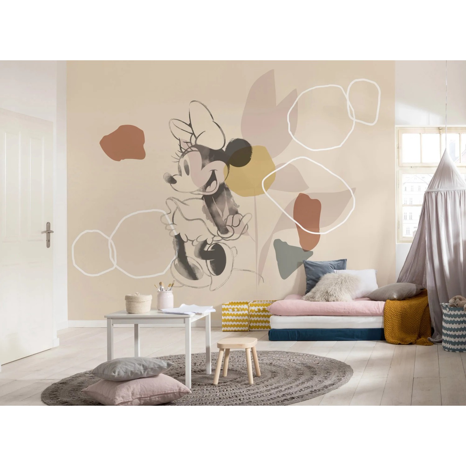 Komar Vliesfototapete Minnie Soft Shapes im Kinderzimmer mit Möbeln.