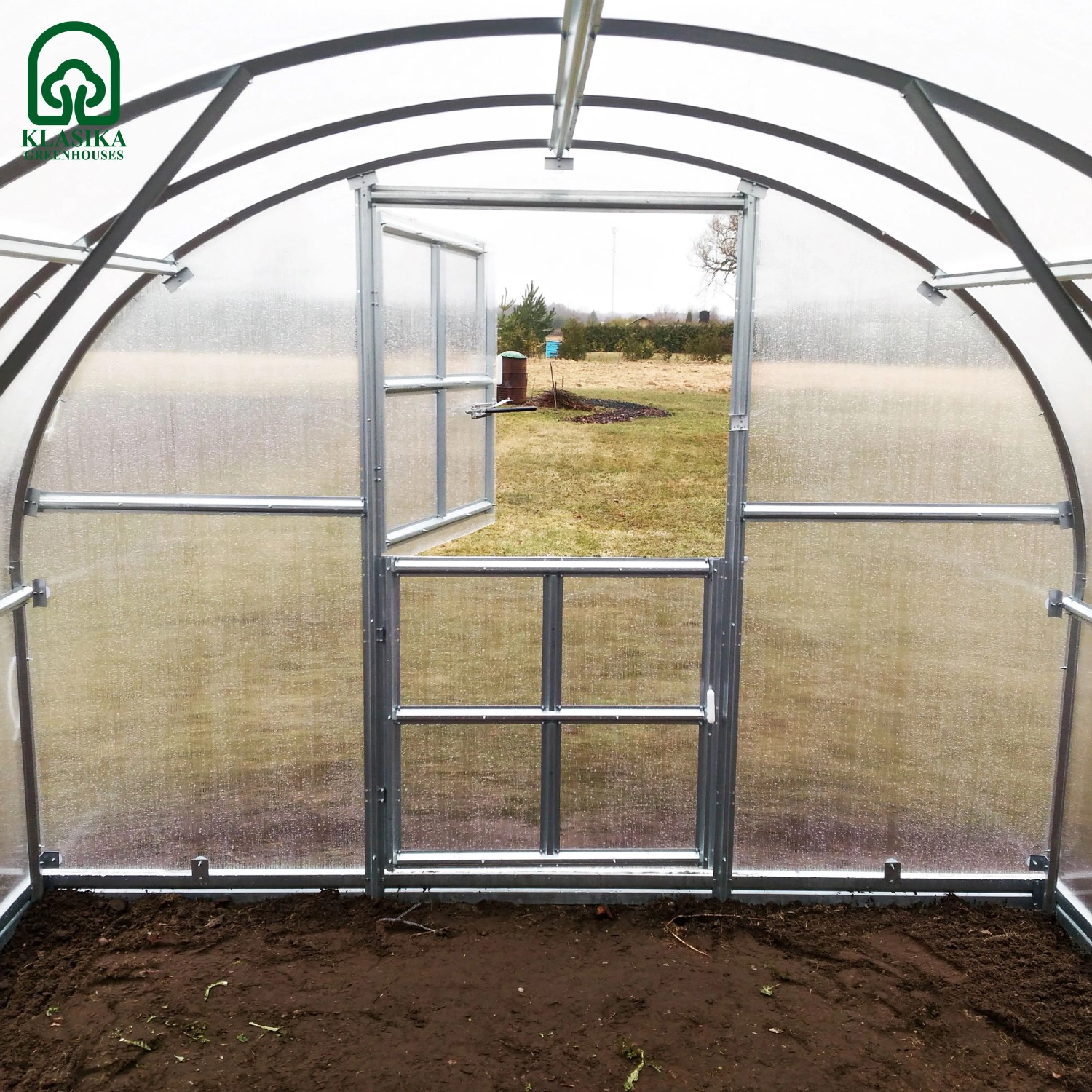 Klasika Arch Gewächshaus 18m² mit geöffneter Tür und 6 mm Polycarbonatabdeckung.
