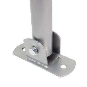 Detailaufnahme der feuerverzinkten TRUTZHOLM Parkplatzsperre, Befestigung am Boden.