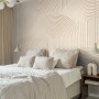 Schlafzimmer mit Fototapete 3D Muster in Hellbeige von ESTAhome, 2,5x2,79m.