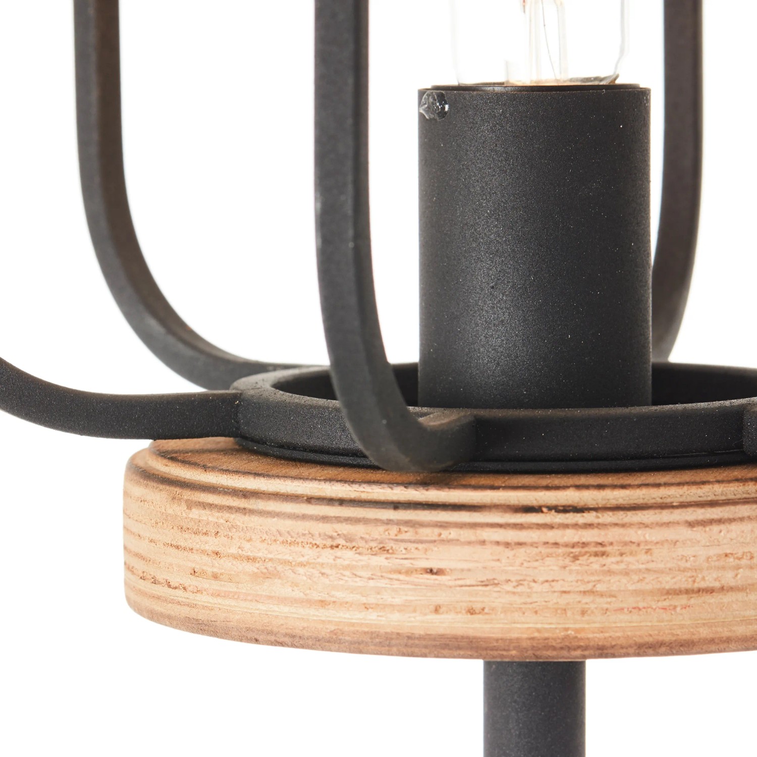 Detailaufnahme der Brilliant Gwen Stehlampe: Holzfuß, schwarzer Lampenschirm, E27 Fassung.