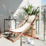 Beliani Gartenliege, weißer Stoffbezug, dunkles Holzgestell. Bequeme Liege für Garten oder Balkon.