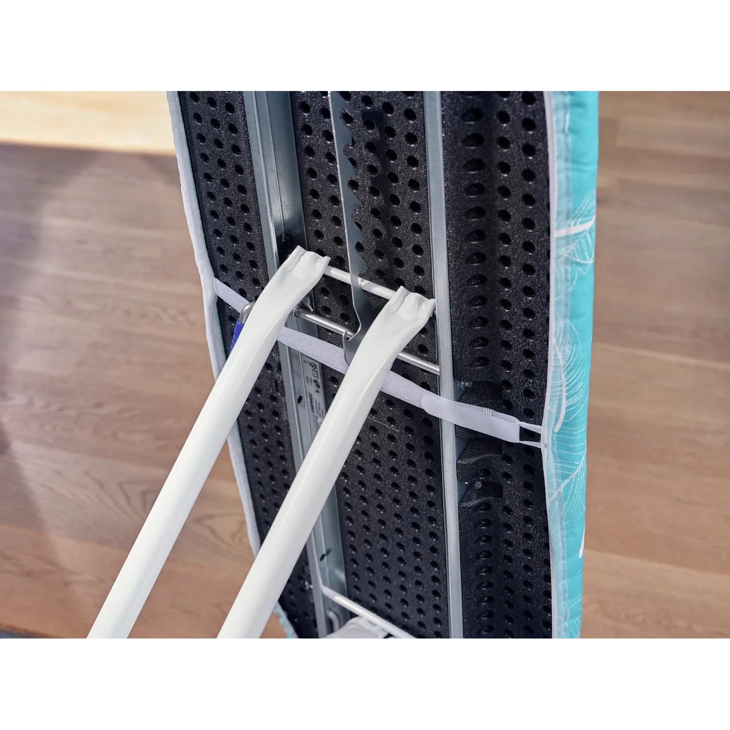 Detailansicht der Unterseite eines Leifheit Bügeltischbezugs Thermo Reflect Universal.