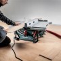 Metabo TS 254 M Tischkreissäge in Aktion mit Holzbrett. Kompakte Bauweise.