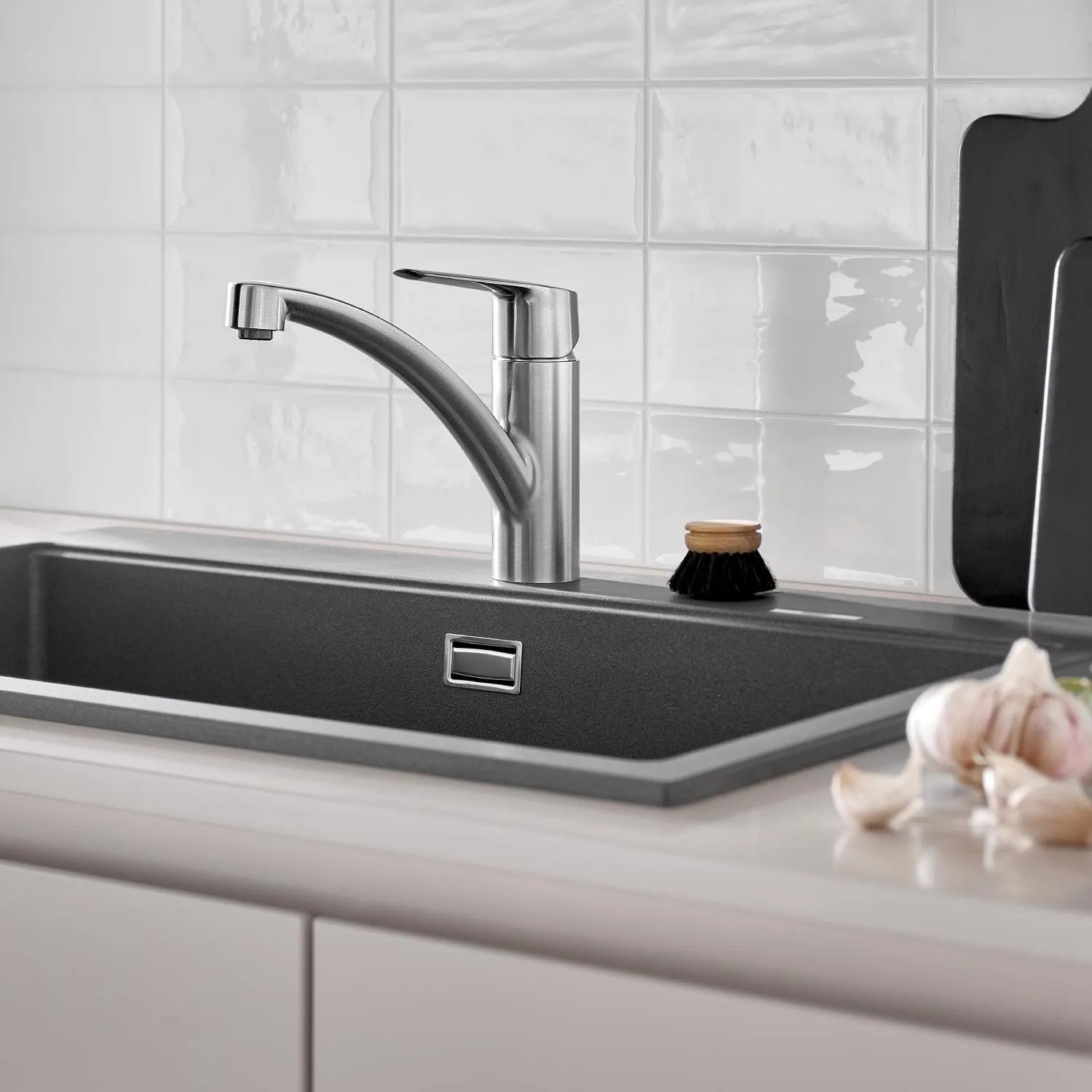 Grohe QuickFix Spültischarmatur Start Supersteel mit niedrigem Auslauf an Spüle.