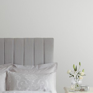 Wand in Silver White: Laura Ashley Wandfarbe Weiß im Schlafzimmer mit Blumen und Bett.