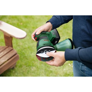 Bosch Akku-Exzenterschleifer UniversalOrbit 18V-20 ohne Akku mit Schleifpapier in Händen.
