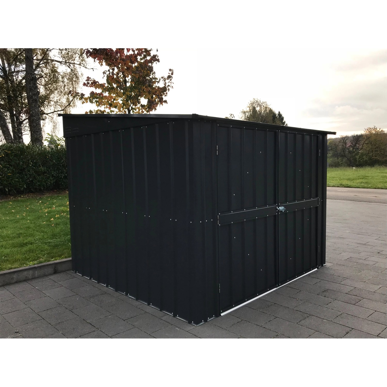 Anthrazitfarbene Globel Fahrradbox Family mit Doppeltür und Platz für 4 Fahrräder.