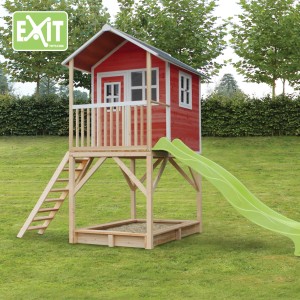 Rotes EXIT Loft 700 Holzspielhaus mit Rutsche, Sandkasten und Leiter im Garten.