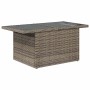 Tisch aus grauem Poly-Rattan mit Glasplatte, Teil des vidaXL Garten-Sofa-Sets.