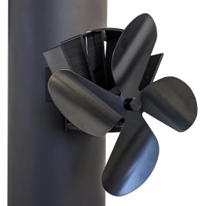Schwarzer Firefix Ofenventilator mit 4 Flügeln am Rauchrohr befestigt.