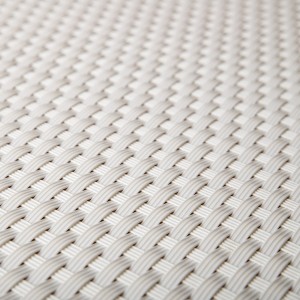 Detailaufnahme: Weißer NYVI Balkon Sichtschutz aus Polyrattan, geflochtene Optik.