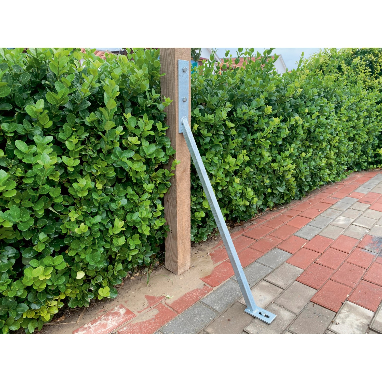 Verzinkter Stahl Sturmanker 50x120x950 mm zur Mastverstärkung, montiert an Holzpfosten.