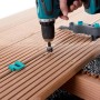 wolfcraft Terrassenbau Set in Nutzung: Bohren einer Terrassendiele mit Bohrmobil und Vorbohrer.