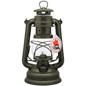 Feuerhand Sturmlaterne Baby Special in Olivgrün, eine zuverlässige Lichtquelle für Camping und Outdoor.