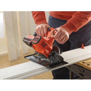 Black+Decker Akku-Kreissäge BDCCS18 beim Sägen eines Werkstücks.