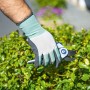 Hand mit LUX Arbeitshandschuh Active Cool Größe 8 schneidet Hecke.