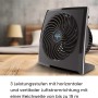 Schwarzer Vornado 573 Tischventilator auf einem Tisch. Kompakter Ventilator mit drei Leistungsstufen.
