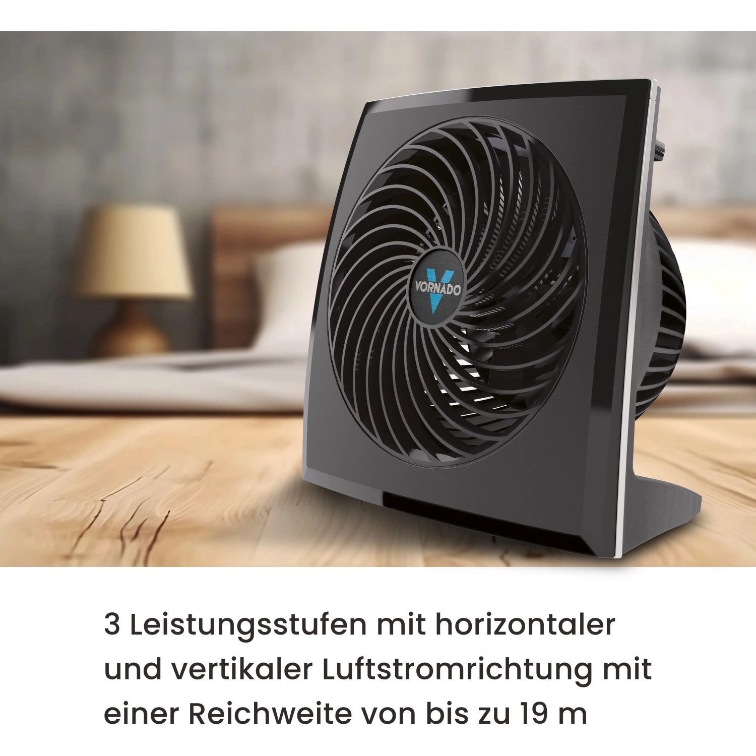 Schwarzer Vornado 573 Tischventilator auf einem Tisch. Kompakter Ventilator mit drei Leistungsstufen.