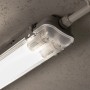 Graue LED-Feuchtraumleuchte mit Rohr, 2 x 9 W, montiert an einer Decke.