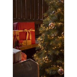 Konstsmide Micro LED Büschellichterkette mit 400 bernsteinfarbenen LEDs am Weihnachtsbaum.