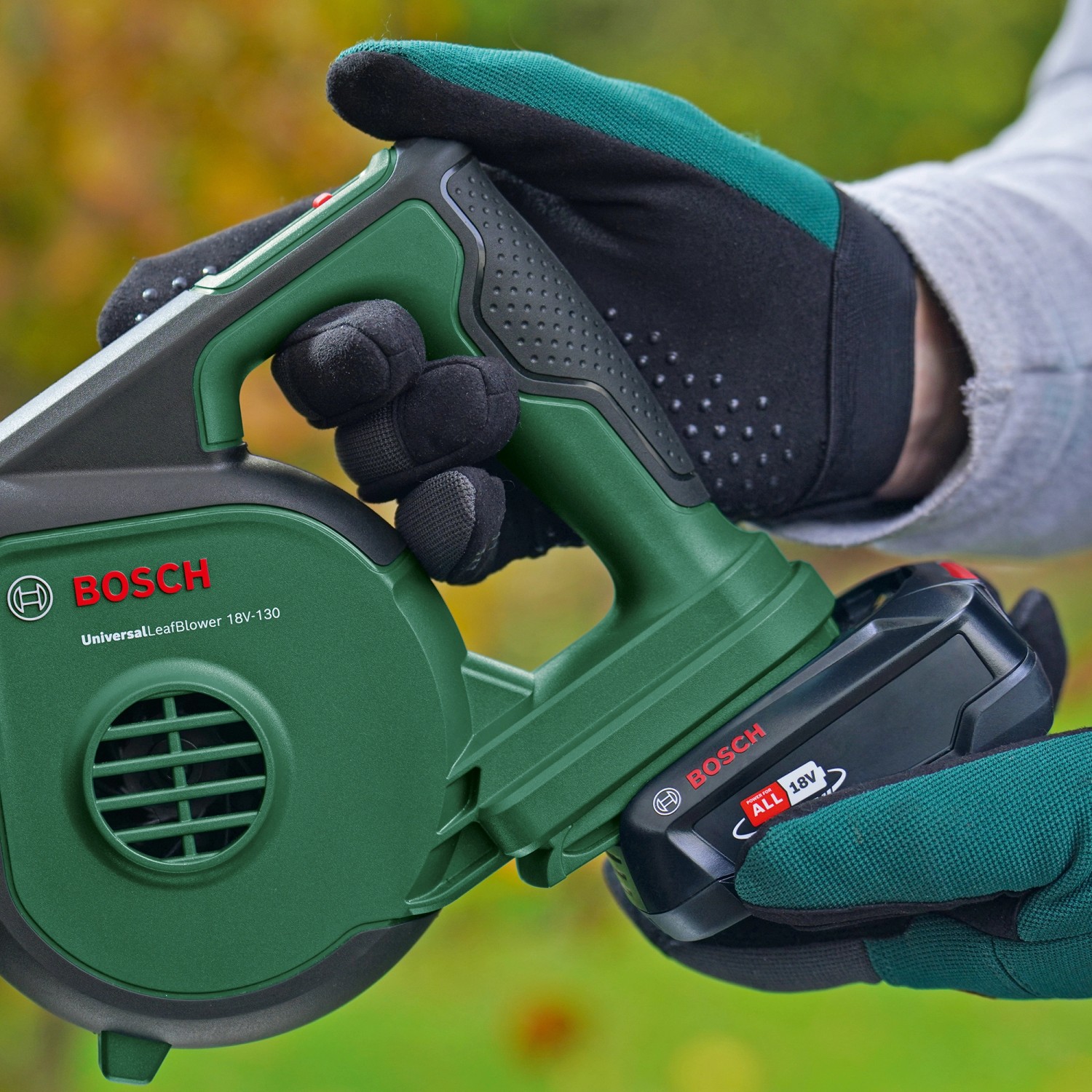 Bosch Akku-Laubbläser UniversalLeafBlow 18V in Händen mit Akku. Laubbläser für Garten.