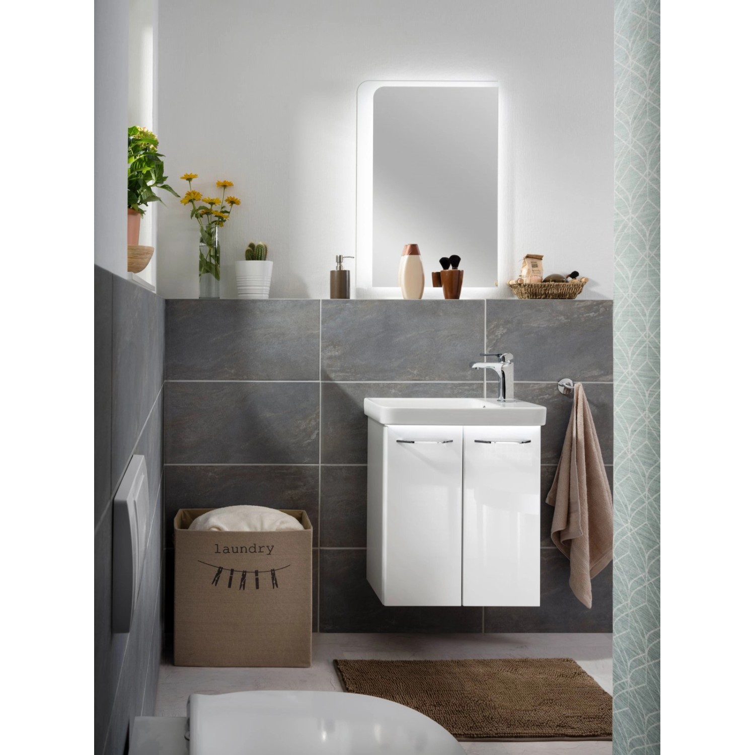 Fackelmann Spiegel Milano mit LED-Beleuchtung, 55 cm, im modernen Badezimmer.