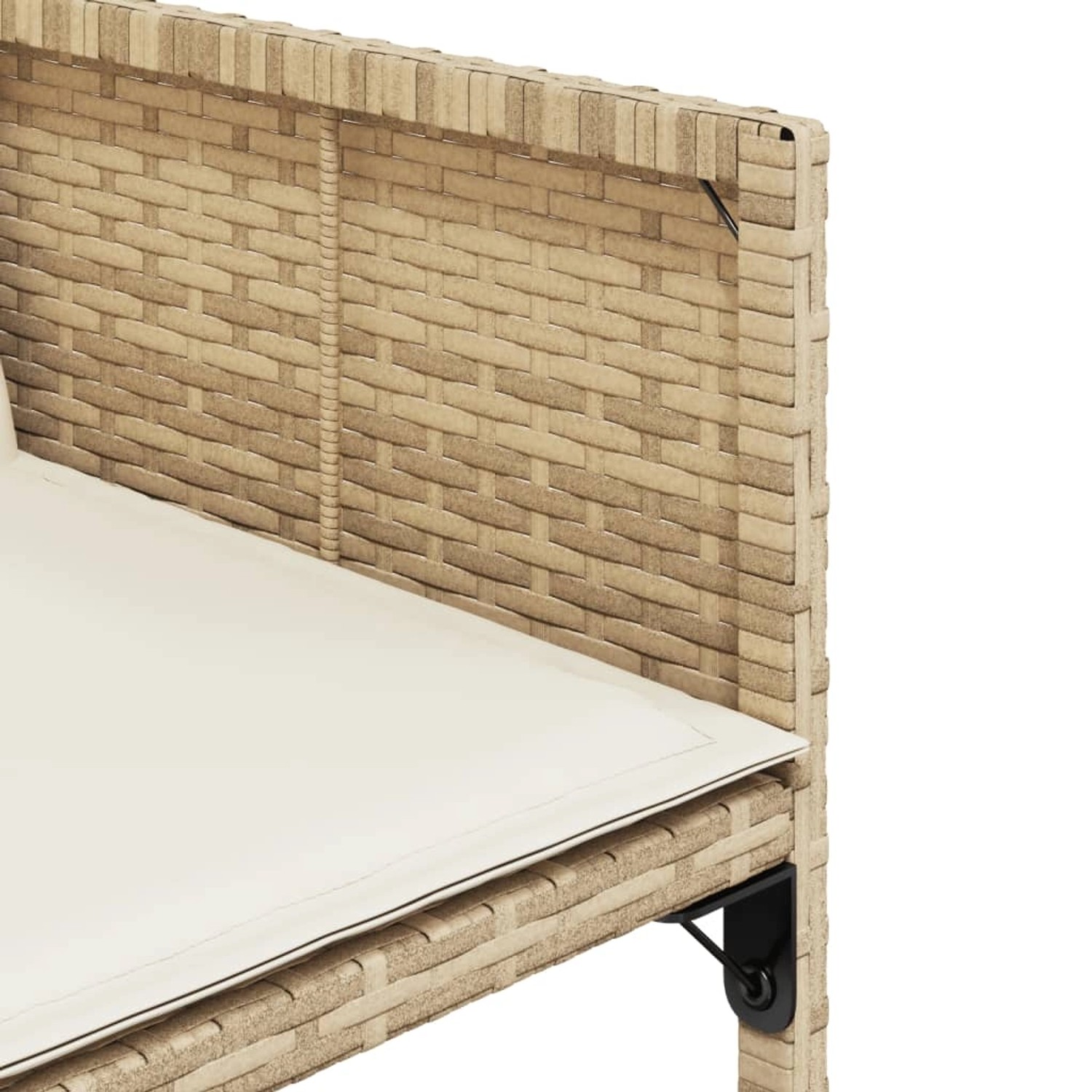 Detailansicht: Beige Garten Essgruppe aus Rattan mit cremefarbenen Kissen.