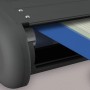 Elektrische Kassettenmarkise in Basaltgrau mit blau-gestreiftem Markisentuch, teilweise ausgefahren.