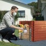 Mann sprüht Holz mit Wagner Akku-Farbsprühsystem W 600 FLEXiO. Sprühgerät für Farben und Lacke.