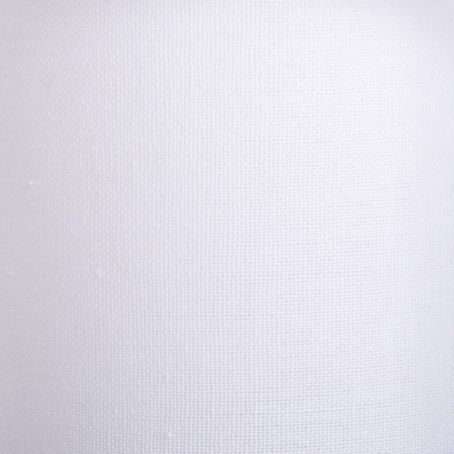 Detailaufnahme des weißen Textilschirms der Näve Tischleuchte Beta.
