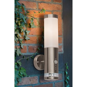 Moderne LED-Außenwandleuchte Bultei aus Edelstahl mit Bewegungsmelder an einer Backsteinwand.
