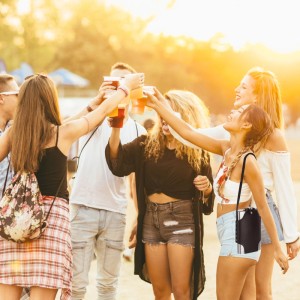 Silberner Relaxdays Edelstahl Flachmann mit dunkler Halterung, getragen bei Festival-Feier mit Freunden.
