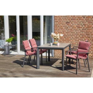 Siena Garden Sessel mit altrosa Stella Auflagen auf Terrasse, Esstisch mit Stühlen.