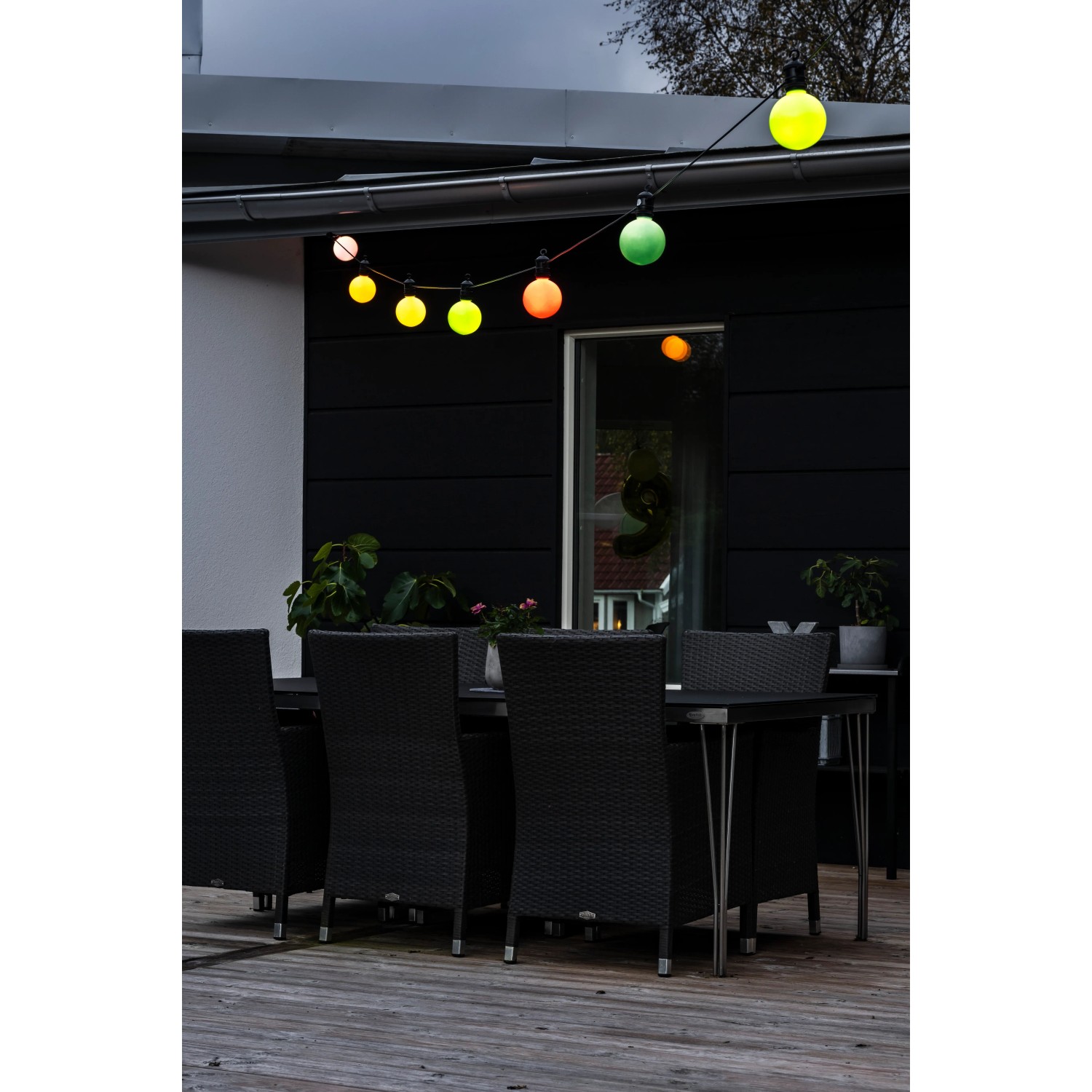 Konstsmide LED-Lichterkette Globe Pastell, 10 Leuchten, Dimmer, wetterfest für Außen-Dekoration.
