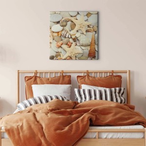 Maritimes Leinwandbild mit Muscheln, Seesternen und Steinen in Beige/Braun als Wanddeko.