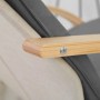 Detailansicht: Grauer Relaxsessel mit Holzarmlehne. Bequemer Loungesessel für entspannte Stunden.