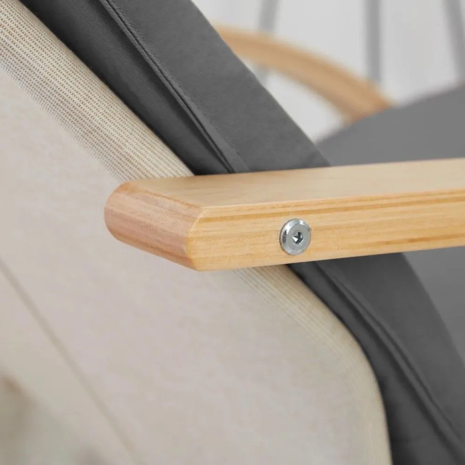 Detailansicht: Grauer Relaxsessel mit Holzarmlehne. Bequemer Loungesessel für entspannte Stunden.