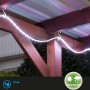 Flexibles 3 m LED-Band für Außen, weiß leuchtend, an Holzkonstruktion befestigt.