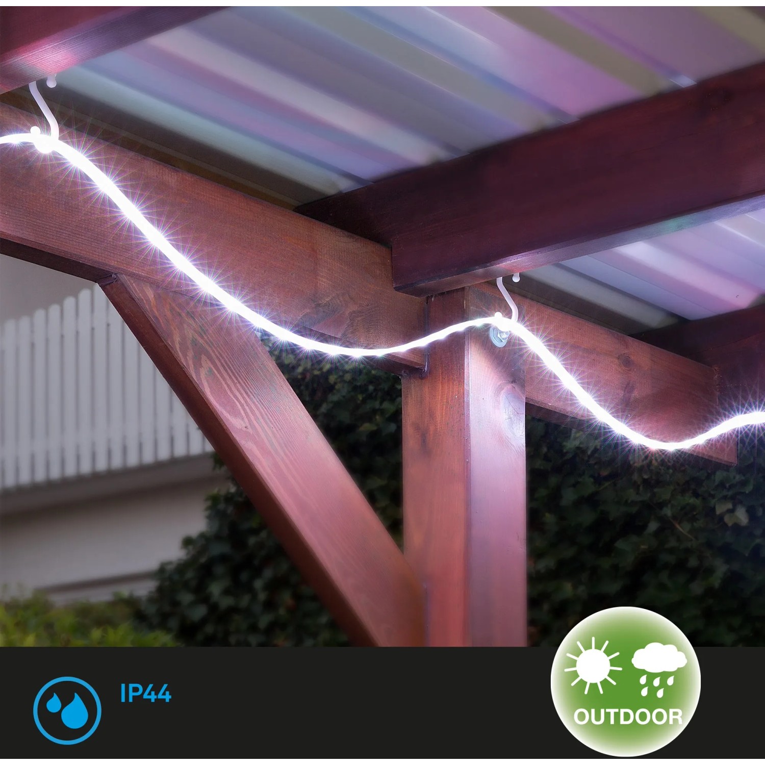Flexibles 3 m LED-Band für Außen, weiß leuchtend, an Holzkonstruktion befestigt.