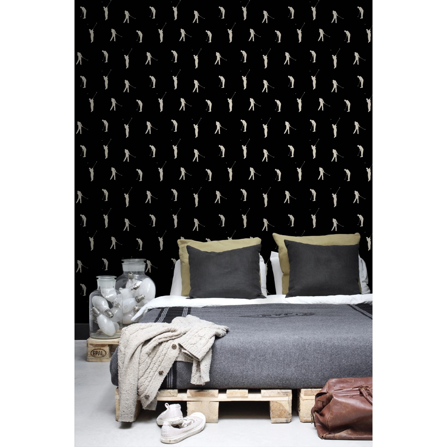 ESTAhome Tapete Golfspieler Schwarz, Musterwand im Schlafzimmer mit Bett und Deko.