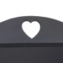 Schwarze, lackierte Holz-Werbetafel mit Herz-Ausschnitt und Zierrillen. Detail einer Staffelei.