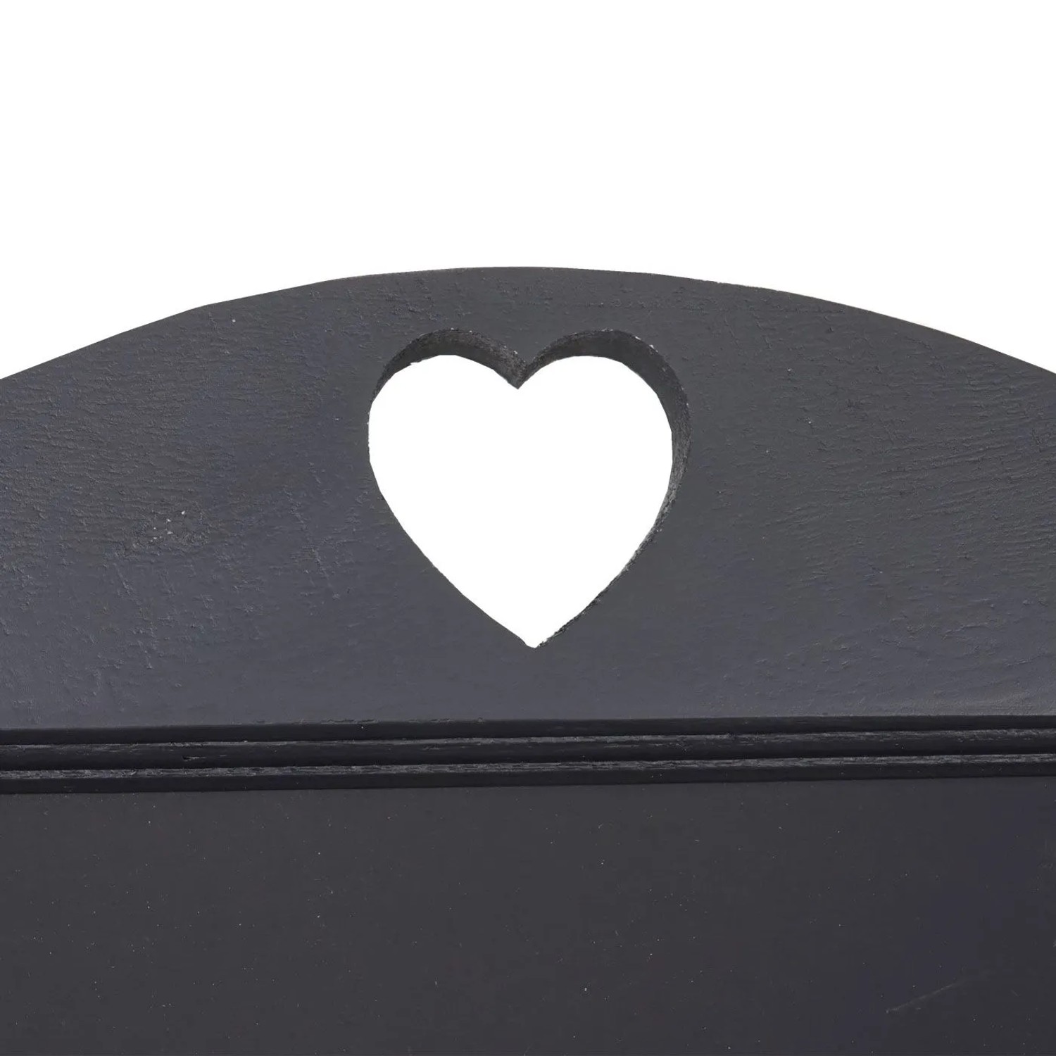Schwarze, lackierte Holz-Werbetafel mit Herz-Ausschnitt und Zierrillen. Detail einer Staffelei.