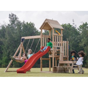 Axi Spielturm Mette mit Doppelschaukel, roter Rutsche und Picknicktisch im Garten.