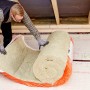 Rockwool Varirock Dachbodendämmung (100 mm) wird verlegt.
