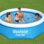 Blauer Bestway Fast Set Aufstellpool (Ø 244 cm) mit Familie im Garten.